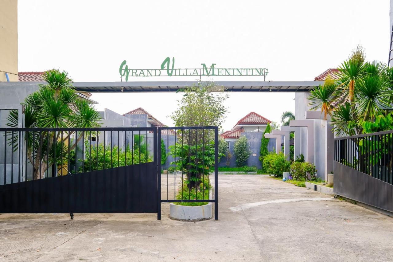 OYO 2284 Grand Villa Meninting Montongbuwoh Exteriör bild